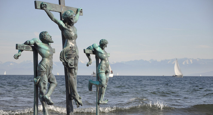 Das Schwedenkreuz am Bodenseeufer in der Nähe der Insel Mainau.