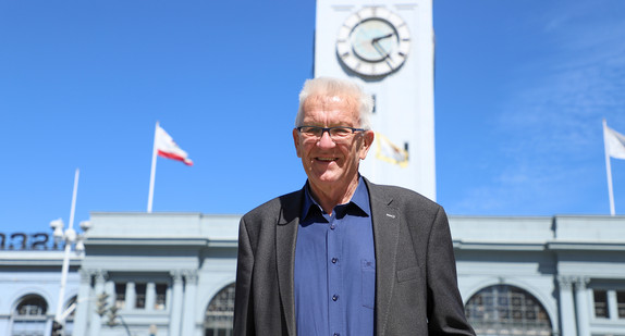 Ministerpräsident Winfried Kretschmann vor dem Ferry Building in San Francisco (Foto: Staatsministerium Baden-Württemberg)