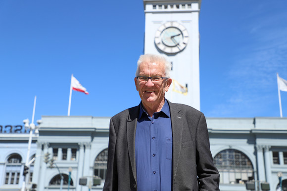 Ministerpräsident Winfried Kretschmann vor dem Ferry Building in San Francisco (Foto: Staatsministerium Baden-Württemberg)