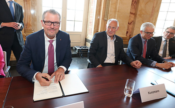 Dr. Rainer Dulger, Präsident der Landesvereinigung baden-württembergischer Arbeitgeber, bei der Unterzeichnung des Bündnisses (Bild: Staatsministerium Baden-Württemberg)