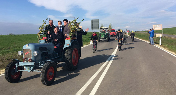 Verkehrsminister Winfried Hermann fährt mit einem Traktor bei der Verkehrsfreigabe der Ortsumfahrung von Schwäbisch Gmünd-Bargau die Straße entlang. (Foto: Ministerium für Verkehr Baden-Württemberg)