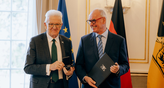 Ministerpräsident Winfried Kretschmann (links) überreicht Prof. Dr. Hubert Klausmann (rechts) die Staufermedaille in Gold.