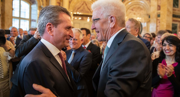 Ministerpräsident Winfried Kretschmann (r.) und EU-Kommissar Günther H. Oettinger (l.)