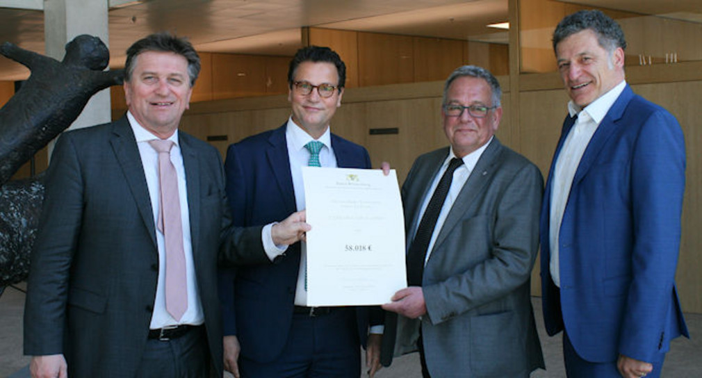 v. l. n .r: Die Minister Manne Lucha und Peter Hauk überreichen den Förderbescheid an Berthold Dietsche (Foto: © MLR)