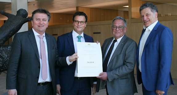 v. l. n .r: Die Minister Manne Lucha und Peter Hauk überreichen den Förderbescheid an Berthold Dietsche (Foto: © MLR)