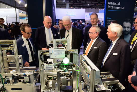 Ministerpräsident Winfried Kretschmann (M.) am Stand der Festo SE & Co. KG 