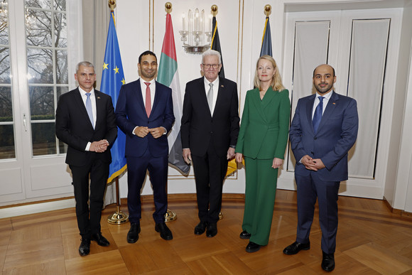 von links nach rechts: Wirtschaftsstaatssekretär Dr. Patrick Rapp, Botschafter Ahmed Alattar, Ministerpräsident Winfried Kretschmann, Umweltministerin Thekla Walker und Generalkonsul Yousuf Hayaie stehen vor Fahnen.