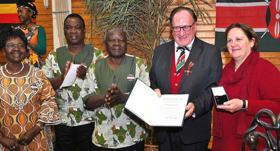 v.l.n.r.: Asuna Schneider, Counselor Bernard Lukulu, Chairman Luke Shitekha, Pfarrer Willy Schneider und Staatssekretärin Theresa Schopper (Foto: Berthold Gallinat/Ottenhöfen im Schwarzwald)