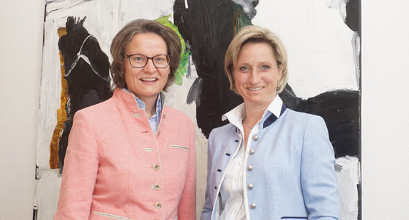 Wirtschaftsministerin Hofmeister-Kraut (r.) und nordrhein-westfälische Bauministerin Ina Scharrenbach (l.). (Foto: © Wirtschaftsministerium Baden-Württemberg)