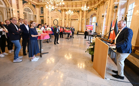 Urs Robert Schnider (rechts), Generalkonsul der Schweiz, bei seiner Ansprache zu den Gästen