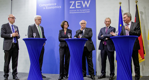 Podiumsdiskussion mit ZEW-Präsident Prof. Achim Wambach Ph.D., Ministerpräsident Winfried Kretschmann, Prof. Dr. Irene Bertschek (Leiterin des Forschungsbereichs „Informations- und Kommunikationstechnologien“ am ZEW), Dr.-Ing. E.h. Martin Herrenknecht (Vorstandsvorsitzender der Herrenknecht AG), Dr. Herbert Henzler (ehem. Deutschland-Chef McKinsey) und EU-Kommissar Günther H. Oettinger (v.l.n.r.) (Foto: Erich Dichiser/ZEW)