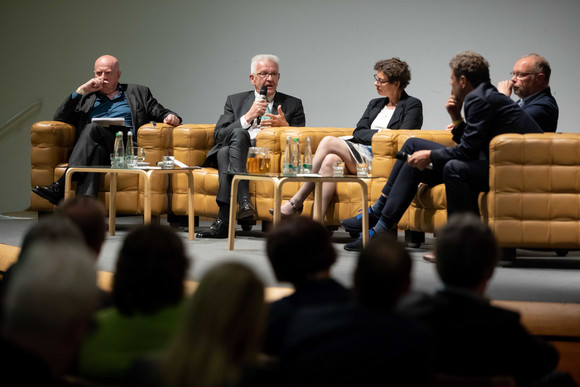 v.l.n.r.: Moderator Ralf Fücks, Ministerpräsident Winfried Kretschmann, Prof. Dr. Jeanette Hofmann, Dr. Robert Habeck und Bernd Ulrich bei der Podiumsdiskussion