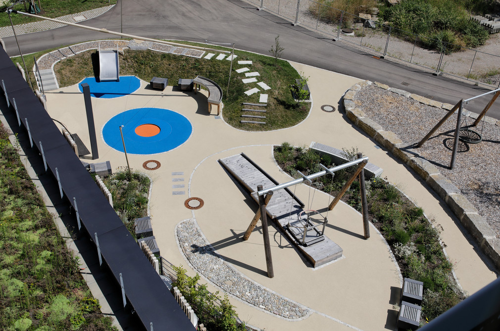 Neues Zentrum für Kinder- und Jugendmedizin in Freiburg, Blick von oben in den Innenhof der Klinik, hier ist ein Spielplatz zu sehen