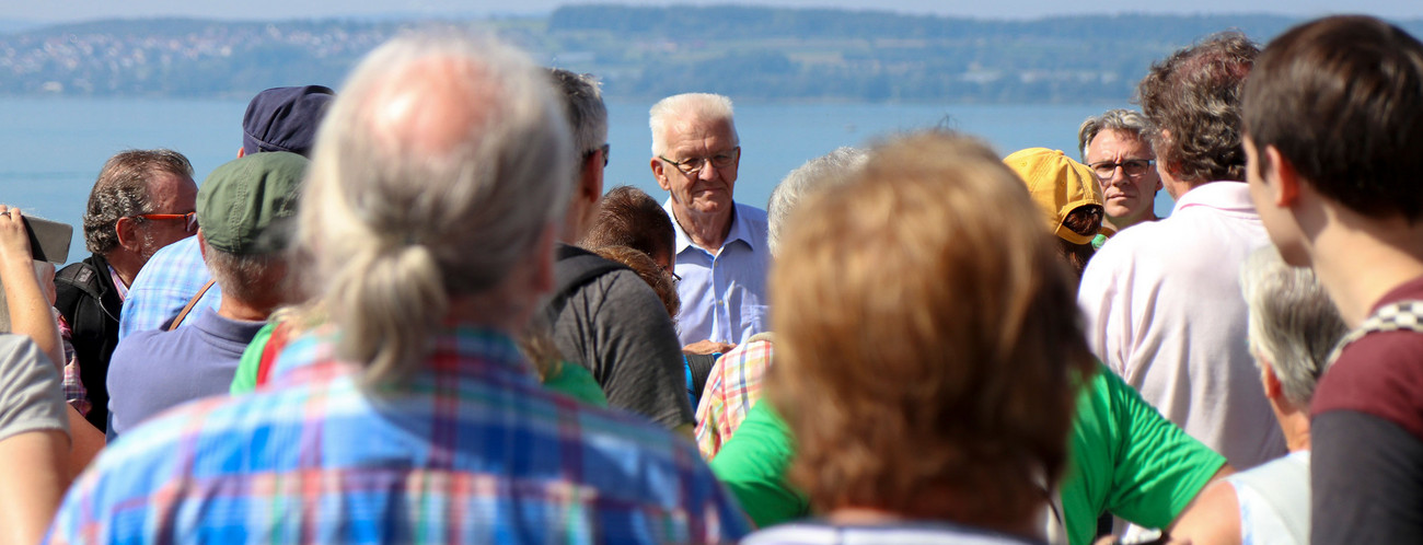 Ministerpräsident Winfried Kretschmann gibt auf dem Platz vor der Basilika Birnau am Bodensee eine Einführung in die Geschichte des Gotteshauses.