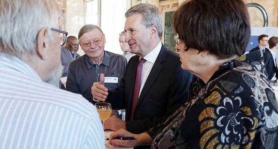 EU-Kommissar Günther Oettinger (2.v.r.) und Staatsrätin Gisela Erler (r.) im Gespräch mit Bürgerinnen und Bürgern (Bild: Staatsministerium Baden-Württemberg/Jan Georg Plavec)