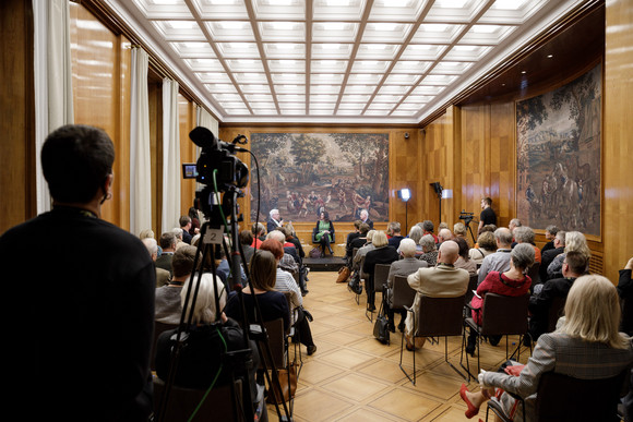 „Kultur in der Villa“ in der Villa Reitzenstein mit Ministerpräsident Winfried Kretschmann und dem Schriftsteller Matthias Politycki (Bild: Staatsministerium Baden-Württemberg)