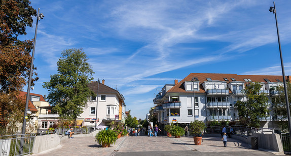 Menschen gehen über die Bernhardusbrücke in Bad Krozingen.