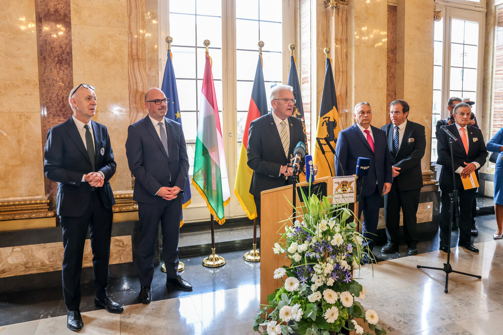 Ministerpräsident Winfried Kretschmann (Mitte) bei seiner Ansprache