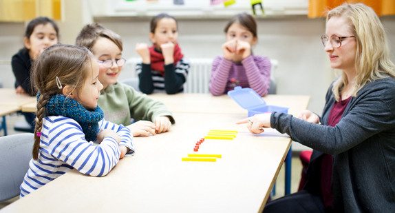 Grundschule Schüler rechnen Aufgabe