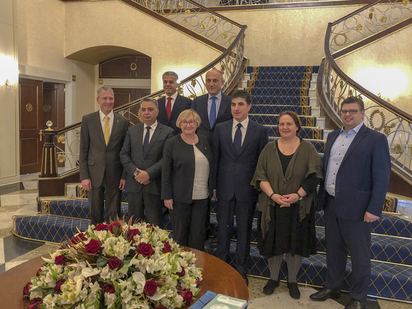 Die Delegation mit Vertretern der Regionalregierung Kurdistan-Irak und dem Ministerpräsidenten der Region Kurdistan-Irak Nêçîrvan Barzanî (mitte).