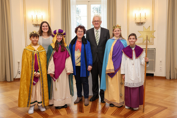 Ministerpräsident Winfried Kretschmann und seine Ehefrau Gerlinde mit der Sternsingergruppe von St. Jakobus Karlsdorf, Erzdiözese Freiburg.