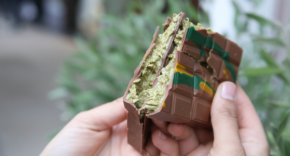 Eine gebrochene Tafel "Dubai-Schokolade" von "Kikis Kitchen"