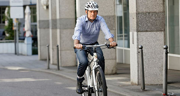 Minister Winfried Hermann auf dem Baden-Wuerttemberg Fahrrad (Bild: Grafitti)