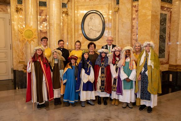 Ministerpräsident Winfried Kretschmann und seine Frau Gerlinde (M.) mit den Sternsingern der Kirchengemeinde St. Anna (Maichingen) (Bild: Staatsministerium Baden-Württemberg)