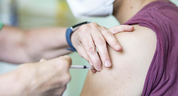 Ein Kinder- und Jugendarzt impft einen Jugendlichen mit dem Corona-Impfstoff Comirnaty von Biontech/Pfizer.