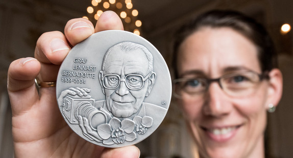 Geschäftsführerin der Mainau GmbH, Bettina Gräfin Bernadotte, hält auf der Bodenseeinsel Mainau (Baden-Württemberg) die Kunstmedaille „Graf Lennart Bernadotte“ in der Hand. (Foto: dpa)