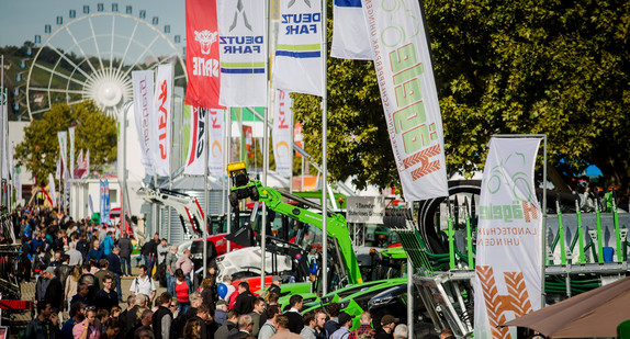 Besucher gehen über das 100. Landwirtschaftliche Hauptfest auf dem Cannstatter Wasen (Bild: © dpa)