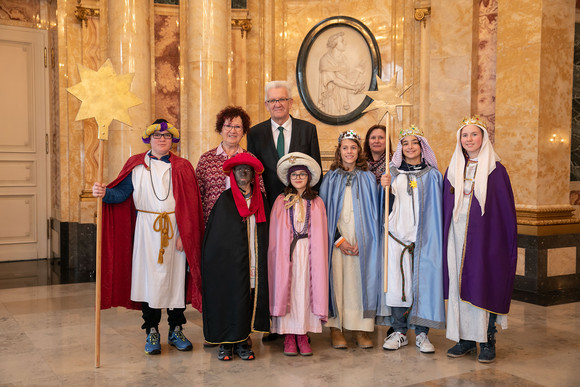 Ministerpräsident Winfried Kretschmann und seine Frau Gerlinde (M.) mit den Sternsingern der Kirchengemeinde St. Maria Königin (Laichingen) (Bild: Staatsministerium Baden-Württemberg)