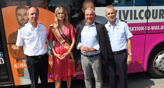 Polizeidirektor Joachim Schneider, Miss Germany Nadine Berneis, Innenminister Thomas Strobl und Polizeipräsident Hans Becker mit dem neuen Bus der Präventionskampagne „Aktion-Tu-Was" (von links nach rechts).