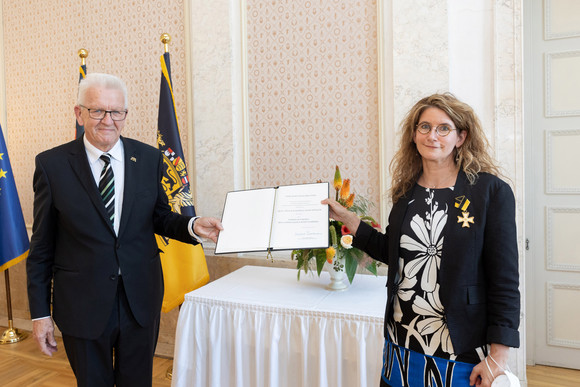 Ministerpräsident Winfried Kretschmann (l.) und Anna Katharina Hahn (r.)