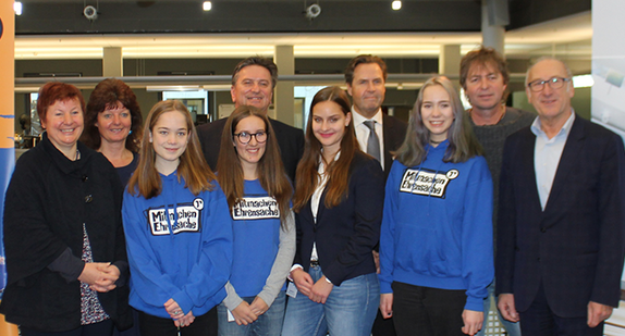 Gruppenfoto mit teilnehmenden Jugendlichen und Sozial- und Integrationsminister Manne Lucha (Quelle: Ministerium für Soziales und Integration Baden-Württemberg)