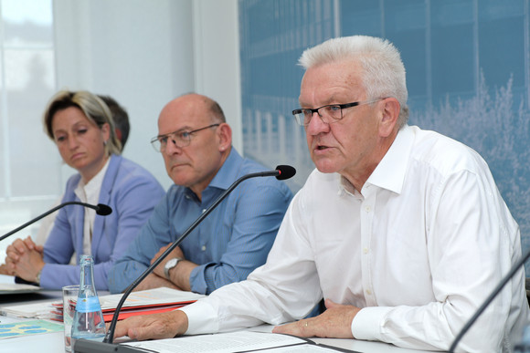 Ministerpräsident Winfried Kretschmann (r.), Verkehrsminister Winfried Hermann (M.) und Wirtschafts- und Arbeitsministerin Nicole Hoffmeister-Kraut (l.)