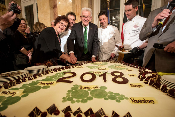 Ministerpräsident Winfried Kretschmann (M.) und Ehefrau Gerlinde beim Anschnitt einer Baden-Württemberg-Torte