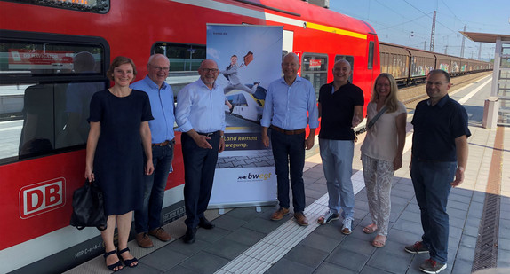 v. l. n. r.: Kathrin Vobis-Mink; Frank Klingenhöfer, Vorsitzender der Regionalleitung der DB Regio, Region Mitte; Minister Winfried Hermann; Manfred Kern MdL; OB Schwetzingen René Pöltl; Christian Wühl, VRN GmbH sowie Sabine Walter