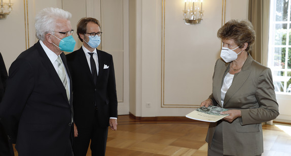 v.l.n.r.: Ministerpräsident Winfried Kretschmann, Staatsminister Dr. Florian Stegmann und Dr. Gisela Meister-Scheufelen, Vorsitzende des Normenkontrollrats Baden-Württemberg.