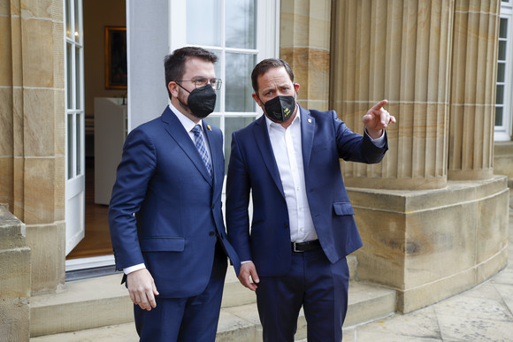 Staatssekretär Florian Hassler (rechts) und der Präsident der Generalitat von Katalonien, Pere Aragonès (links), vor der Villa Reitzenstein in Stuttgart