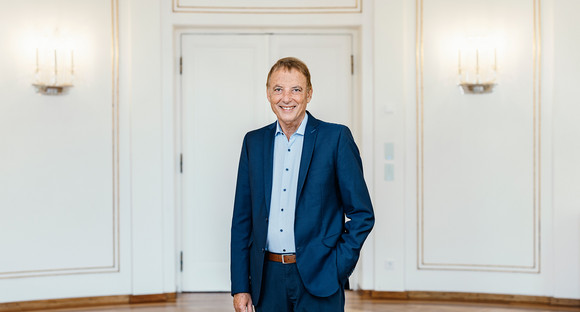 Portraitaufnahme des Staatsministers Jörg Krauss