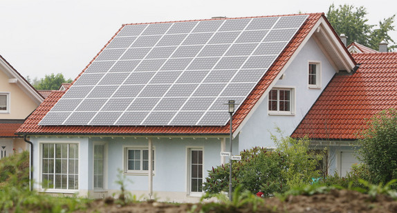 Ein mit Solarzellen ausgerüstetes Einfamilienhaus.