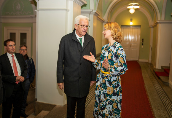 Ministerpräsident Winfried Kretschmann (M.) und die finnische Europaministerin Tytti Tuppurainen (r.) in Helsinki (Finnland) (Bild: Staatsministerium Baden-Württemberg)