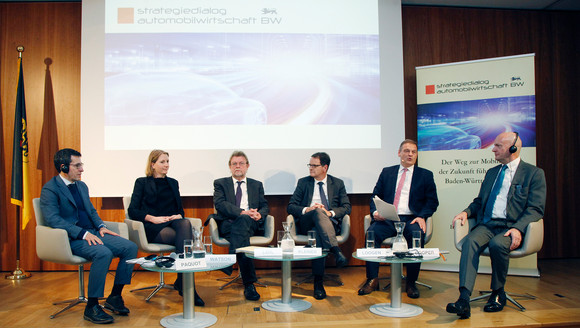 Podiumsgespräch mit (v.l.n.r.) Alexandre Paquot (Europäische Kommission, Generaldirektion Klimapolitik, Referatsleiter Straßenverkehr), Katrin Watson (Leiterin der EU-Repräsentanz der Robert Bosch GmbH), Ministerialdirektor Prof. Dr. Uwe Lahl (Verkehrsministerium Baden-Württemberg), Ministerialdirektor Michael Kleiner (Wirtschaftsministerium Baden-Württemberg), Franz Loogen (Geschäftsführer der e-mobil BW GmbH) und John Cooper (Generaldirektor Fuels Europe, Verband der Europäischen Raffinerieindustrie) (Bild: © Alexander Louvet)