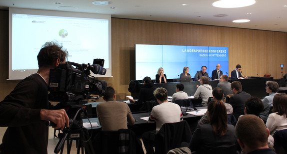 Landespressekonferenz mit Sozial- und Gesundheitsminister Manne Lucha, Dr. Stephanie Saleth vom Statistischen Landesamt Baden-Württemberg und Dr. Kai Unzicker von der Bertelsmann Stiftung am 4. Februar 2019 in Stuttgart