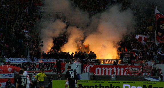 Bengalische Feuer im Fußball-Stadion. (Foto: © Polizei Baden-Württemberg)