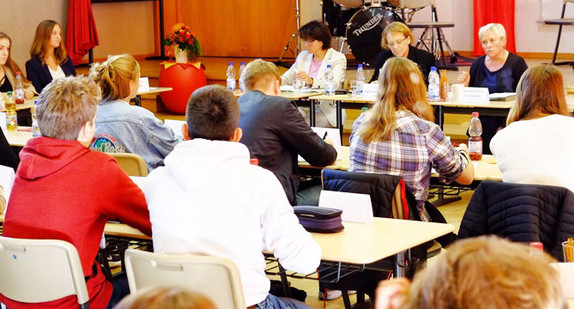 Kultusministerin Susanne Eisenmann im Gespräch mit Schülersprecherinnen und Schülersprechern aus der Region Pforzheim (Bild: © Ministerium für Kultus, Jugend und Sport Baden-Württemberg).