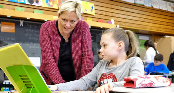 Kultusministerin Susanne Eisenmann spricht mit einer Schülerin der Grund- und Werkrealschule Hirschbergschule in Ludwigsburg. (Foto: © Ministerium für Kultus, Jugend und Sport Baden-Württemberg)