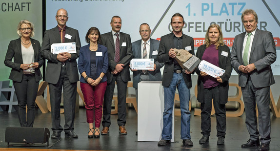 Die Gewinner des Gipfelstürmer-Awards mit Minister Franz Untersteller (8. von links). (Bild: © Eric Vazzoler_fotovazzo@orange.fr)