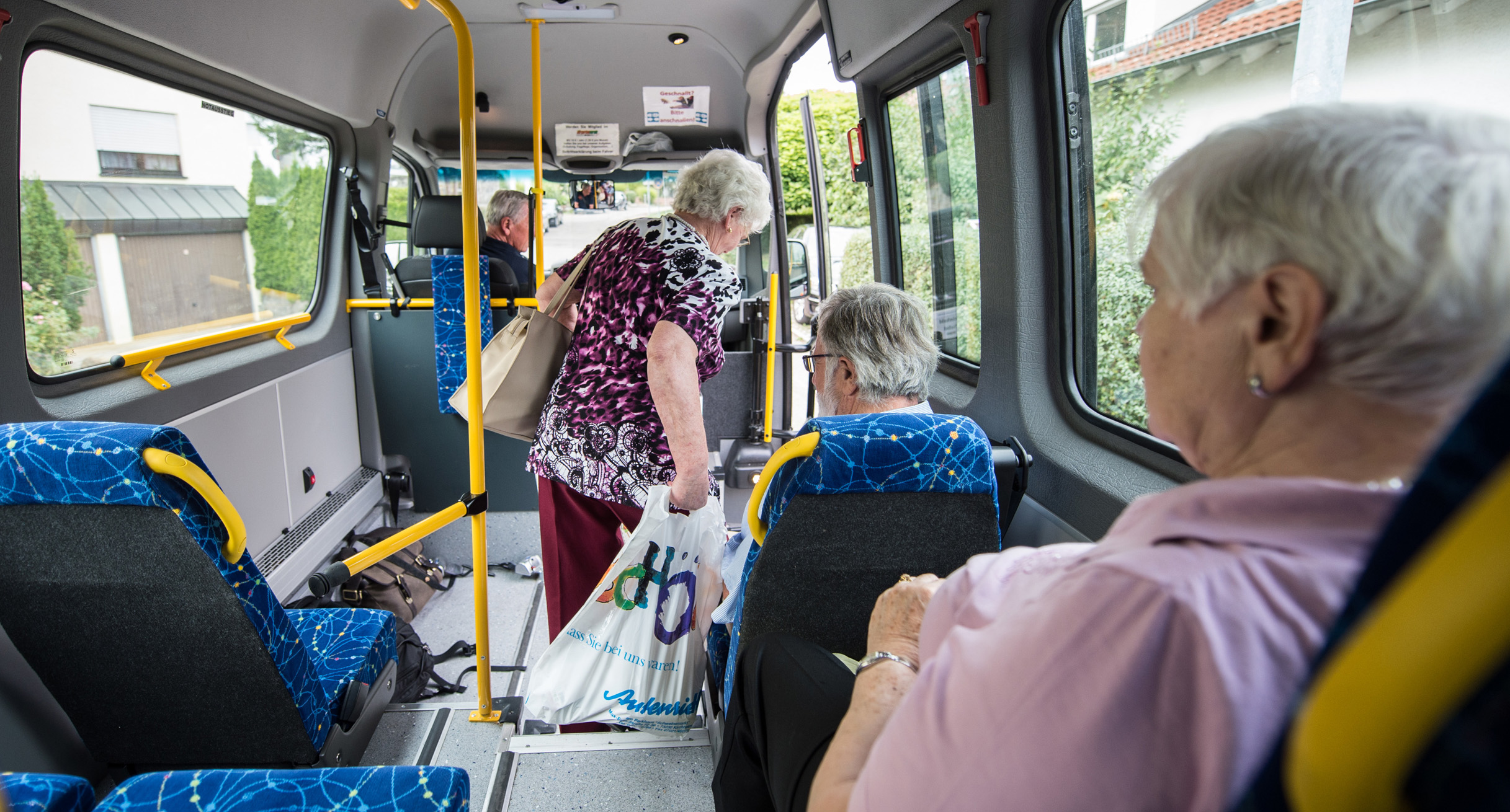 Eine Frau steigt aus dem Bürgerbus. (Bild: © Wolfram Kastl/dpa)']